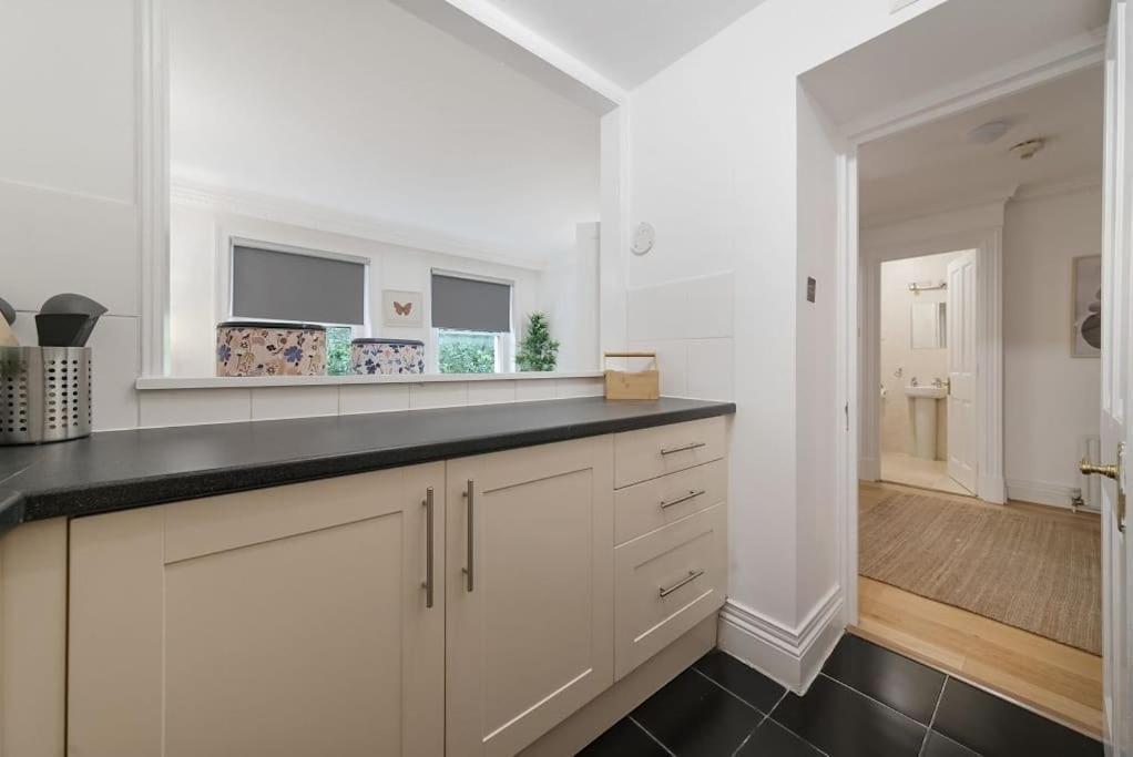 Knightsbridge Two Bed Apartment London Eksteriør billede